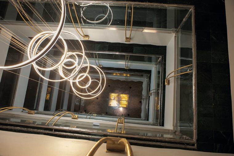 Atrium et lustre de 18 m